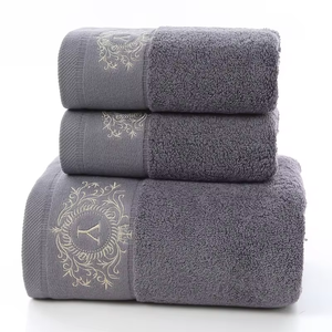 Set di 3 <span class=keywords><strong>Asciugamani</strong></span> in <span class=keywords><strong>Puro</strong></span> <span class=keywords><strong>Cotone</strong></span> 100% dalla Fabbrica Cinese all'Ingrosso - Set da Bagno, Viso e Mani 35*75 cm e 70*140 cm con Logo e Confezione Personalizzati - Product Image 3
