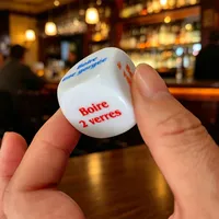 Jeu de dés à boire français pour adultes - Activité interactive de fête sur le thème de la bière - Nouveauté pour célébrer en s'amusant avec l'alcool