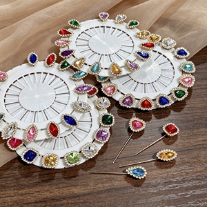 Nouvelle série de broches et pinces à hijab en strass colorés, en forme de carré et de cœur, pour foulards, voiles et écharpes en soie, pour fixation longue, vente en gros - Product Image 1