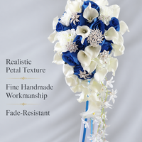 Bouquet de mariée cascade de luxe en forme de goutte d'eau avec décorations en strass, roses artificielles en PU rouge et blanc mélangées, fleur à main pour mariage en extérieur