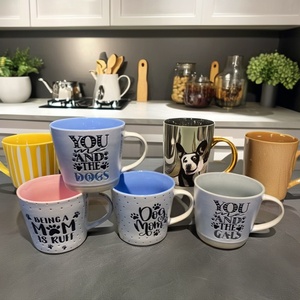 Logo chat et chien imprimé à la main couleur de la lumière intérieure et blanc mat extérieur avec fond <span class=keywords><strong>Engobe</strong></span> <span class=keywords><strong>céramique</strong></span> nouvelle tasse à café en porcelaine osseuse - Product Image 3