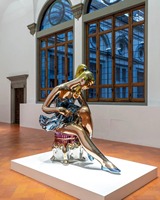 Exposition d'art : Danseurs de ballet pop sur miroir poli, Grandes sculptures dans le musée d'art