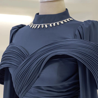 Élégante Robe Jalabiya de Dubaï 2026, Robe de Soirée Modeste pour l'Aïd avec Détail de Col en Satin Bleu et Manches Ornées de Cristaux Ramanda