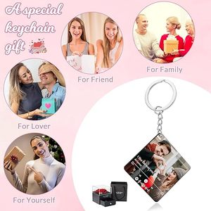 LLavero de música NFC de dibujos animados personalizados <span class=keywords><strong>con</strong></span> imagen, álbum personalizado, canción escaneable para código, llavero acrílico ecológico - Product Image 2