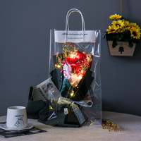 QY Valentinstag-Blumengeschenk mit LED-Licht Grußkarte Künstliche Duftende Dauerhafte Seifen-Streifengewürzrose Blumenstrauß Geschenktüte