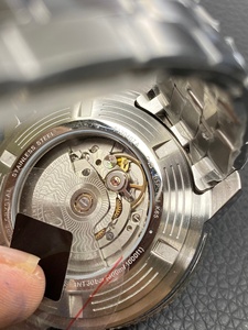 นาฬิกาข้อมือดำน้ำผู้ชายขนาด 46 มม. ระบบกลไกพาวเวอร์เมติก 80 วัตต์ พร้อมปฏิทิน ตัวเรือนสแตนเลสสตีล รุ่น T120407 เหมาะสำหรับใส่ลำลองและธุรกิจ - Product Image 4