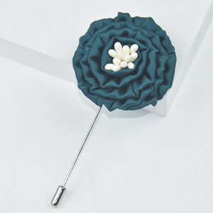 Broche de solapa de satén de moda con flor de volantes multicapa y <span class=keywords><strong>estambre</strong></span> blanco, estilo romántico y fresco, para traje de caballero, para boda - Product Image 1