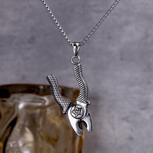 Pendentif en forme de pince en acier titane avec gravure d'étoile pour hommes et femmes, collier de style vintage SP594 - Product Image 2