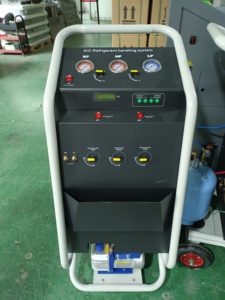 Machine de <span class=keywords><strong>récupération</strong></span> et de remplissage de réfrigérant de voiture a/c r134a et r1234yf Machine de <span class=keywords><strong>récupération</strong></span> et de remplissage de réfrigérant de voiture entièrement automatique - Product Image 4