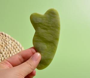 Mejor <span class=keywords><strong>precio</strong></span> Xiuyan Jade Gua Sha Terapia Masajeador facial 100% Natural Antienvejecimiento Adelgazante Control de sincronización facial <span class=keywords><strong>Masaje</strong></span> de jade verde - Product Image 2