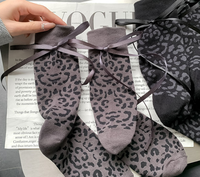 Chaussettes pour femmes en jacquard à motif léopard, mignonnes et tendance, en coton peigné 200N, douces et élégantes pour les fêtes et l'usage quotidien, chaussettes amusantes personnalisées
