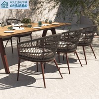 Ensemble de table et chaises de salle à manger d'extérieur en aluminium mobile de style nordique avec table carrée en teck haut de gamme pour villa, hôtel, terrasse, balcon et jardin