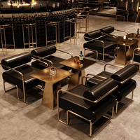 Salle privée du restaurant Sem, bar de l'hôtel, coin salon, café de style industriel, table et chaises en acier inoxydable