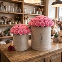 Boîte d'emballage en carton recyclé ronde avec logo personnalisé, fleurs, et accessoires en ruban pour emballage cadeau