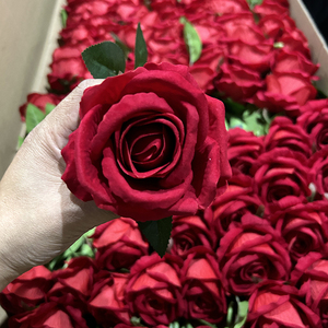 Fleur artificielle décorative, rose rouge <span class=keywords><strong>en</strong></span> velours, rose romantique pour mariage, <span class=keywords><strong>centre</strong></span> <span class=keywords><strong>de</strong></span> <span class=keywords><strong>table</strong></span> décoratif - Product Image 1