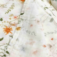 Selimut Swaddle Muslin Ramah Kulit, Bernapas, dan Lembut untuk Bayi Baru Lahir dengan Desain Manis Cetakan Pita dan Bintang Warna Pink yang Menggemaskan