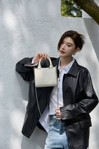 Sac à main structuré carré en cuir lisse avec poignée supérieure géométrique pour femme, collection Printemps/Été 2026, style chic urbain, sacoche à chaîne, personnalisation de logo en usine - Product Image 6