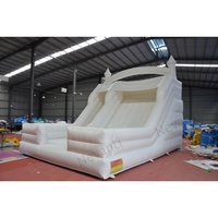 Toboggan gonflable commercial blanc pour mariage, toboggan gonflable double piste style château pour la location d'événements et de fêtes de mariage