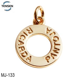 Breloques ovales personnalisées avec logos dorés et lettres estampées pour bracelets et bijoux pour femmes - Product Image 4