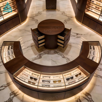 Présentoir mural en bois éclairé par LED pour lunettes, idéal pour les opticiens, avec étagères personnalisables et design écoresponsable