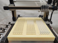 Machine de remplissage de flacons liquides à 5 têtes pour les gouttes oculaires, les huiles essentielles, les parfums