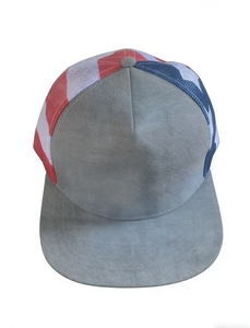 Casquette de baseball trucker à visière plate imprimé drapeau américain gris chiné 5 panneaux avec fermeture snapback, casquette patriotique à dos en maille style hip-hop pour hommes et femmes - Product Image 1