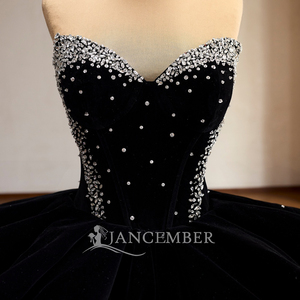 Robe de bal de Quinceañera en velours noir Rsm261103, corsage à épaules dénudées, appliques ornées, volants, peplum, jupe ample, style vintage pour soirée - Product Image 4