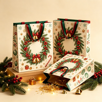 Sacs cadeaux en papier de luxe personnalisés, sacs en papier rouge et vert de Noël, emballage cadeau en gros pour écharpes et t-shirts avec poignées en ruban