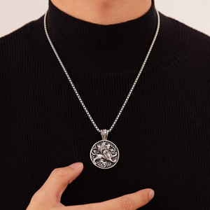 Nuova Collana 2026 con Pendente Rotondo Grifone in Stile Punk Hip-Hop Vintage Ispirato alla Mitologia Greca, in Acciaio Inossidabile Dorato da Uomo ALN2601001471 - Product Image 1