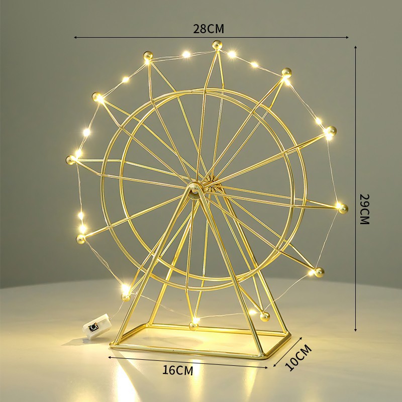 Grande grande roue dorée avec de nouveaux lumières