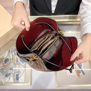 Sac seau tendance Loumixer 2026 pour femme en PVC, grande capacité, imperméable, style bandoulière, très tendance - Product Image 2