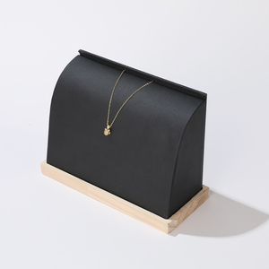 Lot de présentoirs à bijoux modernes en bois et velours pour colliers et pendentifs, accessoires de présentation de bijoux en cuir personnalisables et élégants avec logo - Product Image 5