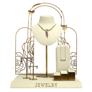 Présentoir à bijoux en métal de haute qualité, usine de présentoirs de luxe en velours et résine, présentoirs à bijoux personnalisés avec logo autocollant en métal - Product Image 2