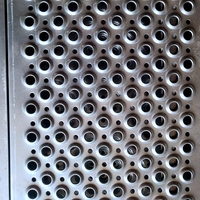 Bande de roulement d'escalier en treillis métallique en acier inoxydable sur mesure Plaque de passerelle de sécurité Conception perforée antidérapante Services de soudage par flexion