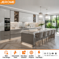 Cuisine moderne sur mesure avec design gratuit pendant 48 heures, armoires blanches et grises bicolores à finition brillante, îlot en marbre cascade