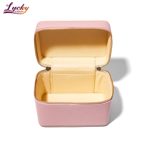 Trousse de maquillage de luxe en PU rose avec compartiments amovibles Sac cosmétique de voyage moderne Sac de beauté personnalisé avec poignée en chaîne en métal - Product Image 4