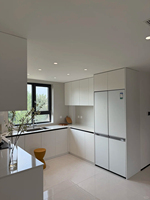 Set Kabinet Dapur Lengkap dari Kayu Lapis Pernis Putih Mengkilap dengan Unit Pantry dan Meja Granit untuk Dapur Terbuka di Villa