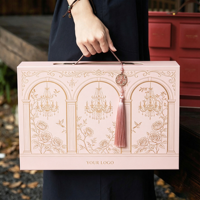 Boîte cadeau de luxe rose personnalisée avec logo ODM, en carton rigide, avec poignée, style vintage, avec pompon en forme de chandelier, vente en gros