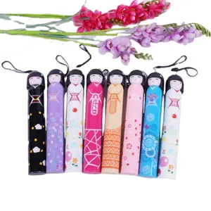 Paraguas Plegable de 3 Secciones con Diseño de Muñeca Japonesa - Product Image 1