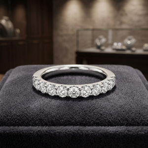 Anillo de Eternidad con Micro Pavé de Diamantes en Oro Blanco de 14K con Elegante Patrón Circular, Joyería Fina - Product Image 1