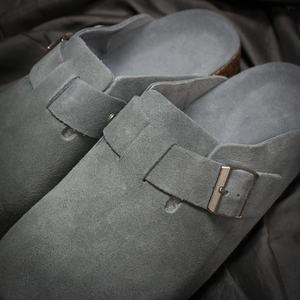 Chaussons d'été décontractés en cuir de haute qualité pour hommes et femmes, confortables et à semelle épaisse pour l'extérieur et l'intérieur - Product Image 1