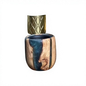 Opulento Quemador de Incienso Religioso de Resina Epoxi y Madera de Sándalo con Diseño Noor Crest, Soporte Artístico para Oud, Regalos Rápidos para Ramadán y Eid - Product Image 1