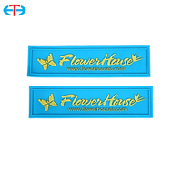 Logo 3D personnalisé étiquette de vêtements en caoutchouc PVC souple avec bord découpé au laser étiquettes en relief pour vêtements