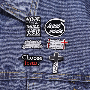 Broche émaillée bicolore noir et blanc avec motif croix, Jésus à l'intérieur, et la citation « Première Fille, Lis ta Bible » - Product Image 5
