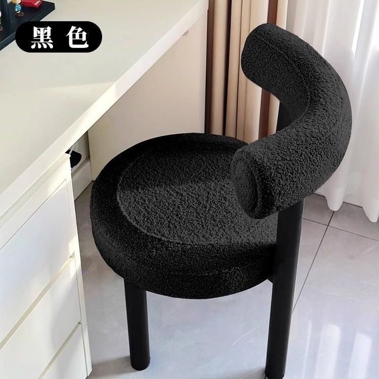 Agneau noir (pieds de chaise noirs)