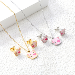 Conjunto de collar y pendientes de acero inoxidable con diseño de pequeño monstruo para mujer, regalo, joyería, estilo de dibujos animados, color rosa - Product Image 1