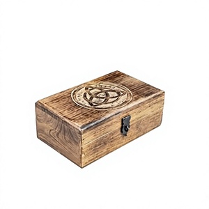 Boîte à souvenirs en bois sculpté Triquetra |   Coffret de rangement pour bijoux en bois de manguier finition antique avec loquet métallique – Vente en gros - Product Image 1