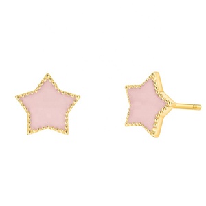 ต่างหูแบบมินิมอลทรงเรขาคณิตรูปหัวใจเคลือบทอง 14K สีทองเหลืองประดับด้วยเคลือบสีสันสวยงาม เหมาะสำหรับเป็นของขวัญน่ารักสำหรับทุกเพศ - Product Image 3