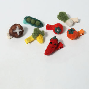 Petites pinces à cheveux en feutre mignonnes faites à la main pour enfants accessoires de cheveux simples et doux avec ruban de simulation de fruits et légumes en métal - Product Image 1