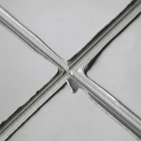 Mousse isolante en PU liquide ignifuge très populaire Mousse de polyuréthane renforcée par pulvérisation Emballage de sol en époxy pour la construction